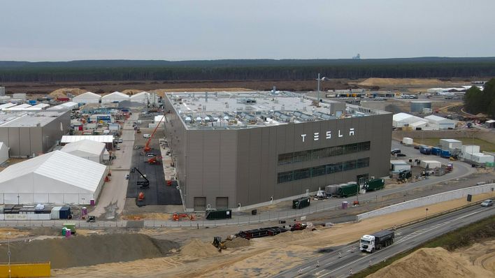 Symbolbild: Das Gelände der Tesla Gigafactory Berlin-Brandenburg am 02.01.2023(Quelle: dpa/Patrick Pleul)