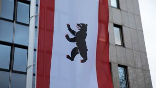 Symbolbild: Die Flagge von Berlin mit den Farben Weiß-Rot zeigt den Berliner Bären (Quelle: dpa/Michael Kuenne)