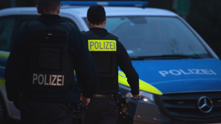 Symbolbild: Berliner Polizeibeamte im Einsatz (Quelle: dpa/Paul Zinken)