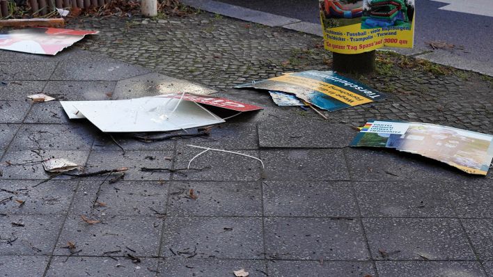 Zdewastowane i skradzione plakaty: z berlińską kampanią wyborczą System wandali?