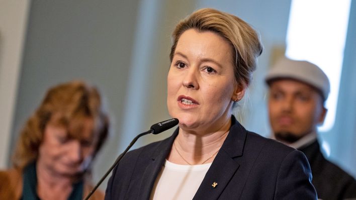 Franziska Giffey (SPD), Regierende Bürgermeisterin von Berlin, gibt am 11.01.2023 nach dem Gipfel gegen Jugendgewalt mit Akteurinnen und Akteuren aus Senat, Bezirken und Zivilgesellschaft ein Pressestatement. (Quelle: dpa/Fabian Sommer)