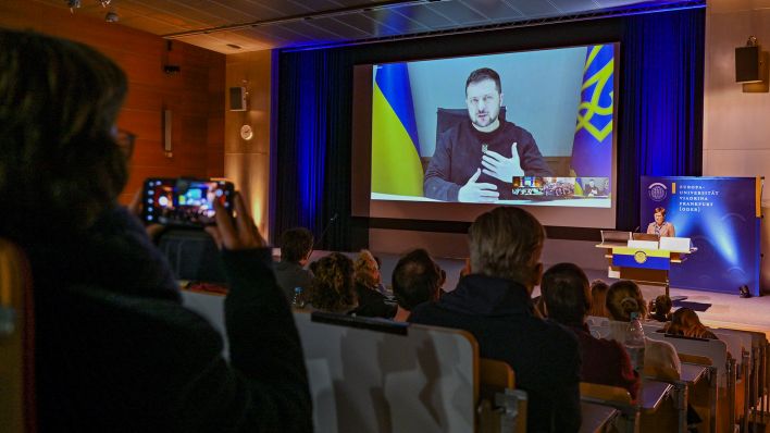 Wolodymyr Selenskyj spricht am 17.01.2023 über eine Videoverbindung mit Studierende in einem Hörsaal der Europa-Universität Viadrina Frankfurt (Oder) (Quelle: dpa/Patrick Pleul)