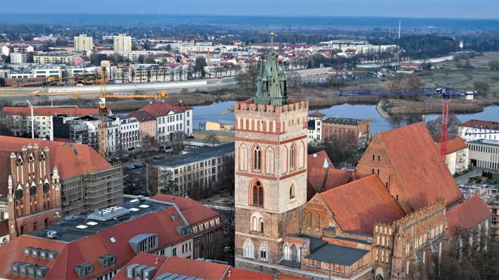 Blick auf das Stadtzentrum von Frankfurt (Oder) mit der St. Marienkirche. (Foto: Patrick Pleul/dpa)
