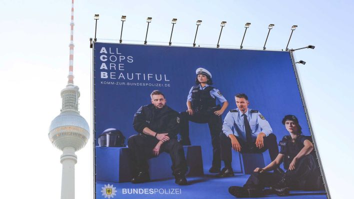 Mit einem Transparent und der Aufschrift «All Cops Are Beautiful» (Alle Polizisten sind schön) wirbt die Bundespolizei in Sichtweite des Fernsehturms um Nachwuchs. (Foto: Jörg Carstensen/dpa)