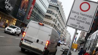 Schilder auf der Friedrichstraße weisen auf die Sperrung für Autos ab dem 30. Januar 2023 hin