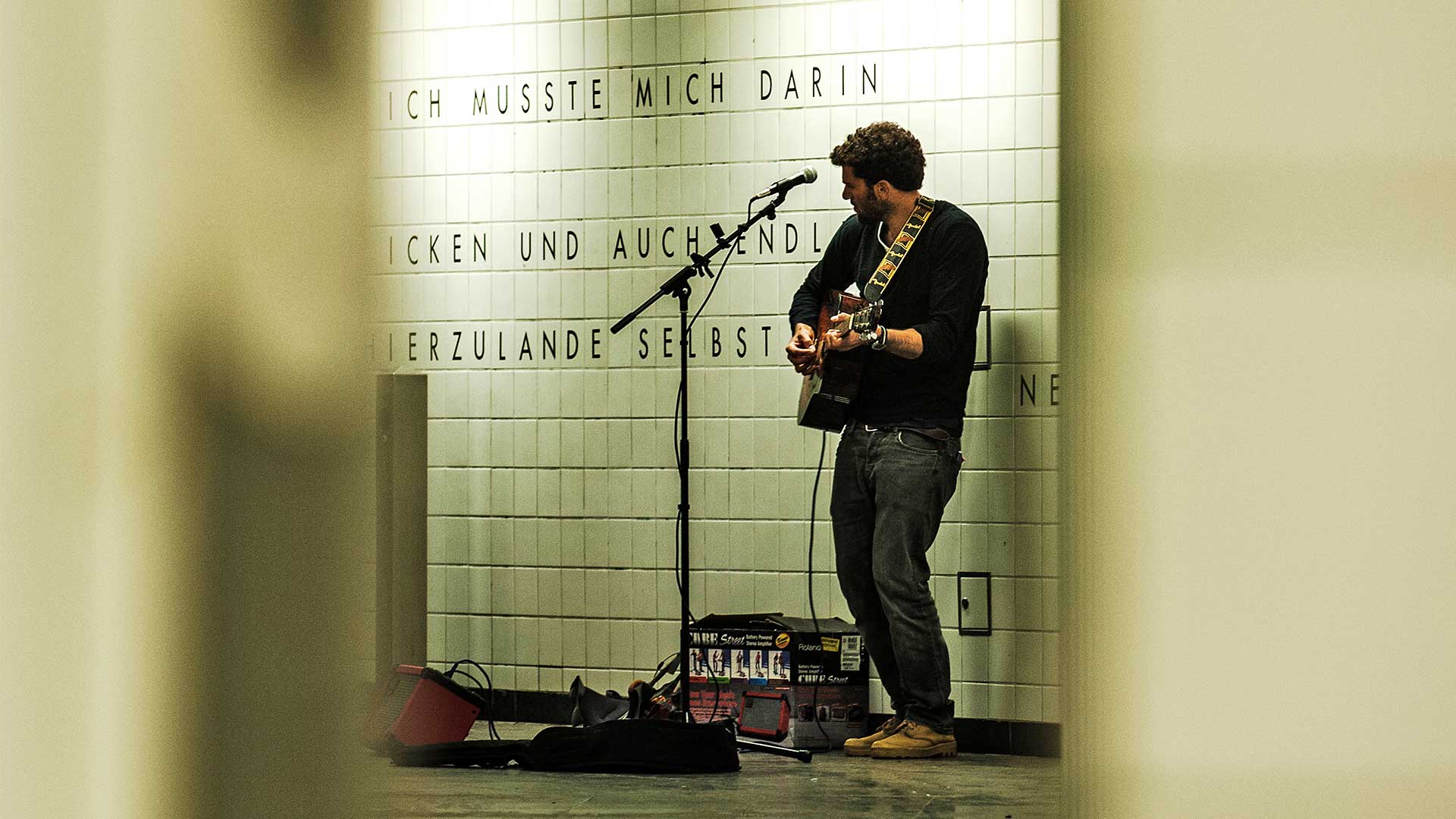 Archiv: Ein Straßenmusiker spielt in Berlin im U-Bahnhof Westhafen. (Foto: Paul Zinken/dpa)