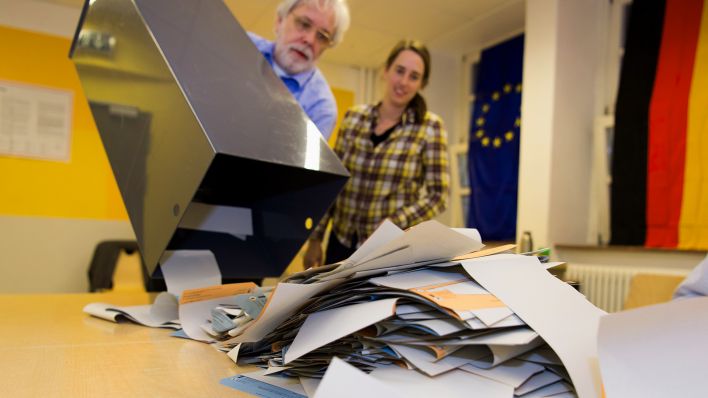 Symbolbild: Wahlhelfer leeren in einem Wahllokal in Berlin eine Wahlurne mit Stimmzetteln (Quelle: dpa/Monika Skolimowska)