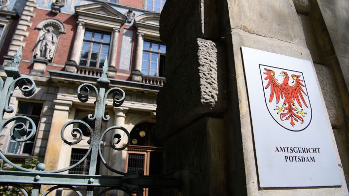 Symbolbild:Der Eingang zum Potsdamer Amtsgericht.(Quelle:dpa/S.Stache)