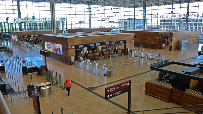 Symbolbild: Blick in die menschenleere Haupthalle des Terminal 1 im Flughafen BER. (Quelle: dpa/R. Kaufhold)