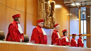 Symbolbild:Die Richterinnen und Richter des Bundesverfassungsgericht verkünden ein Urteil. (Quelle:dpa/U.Deck)