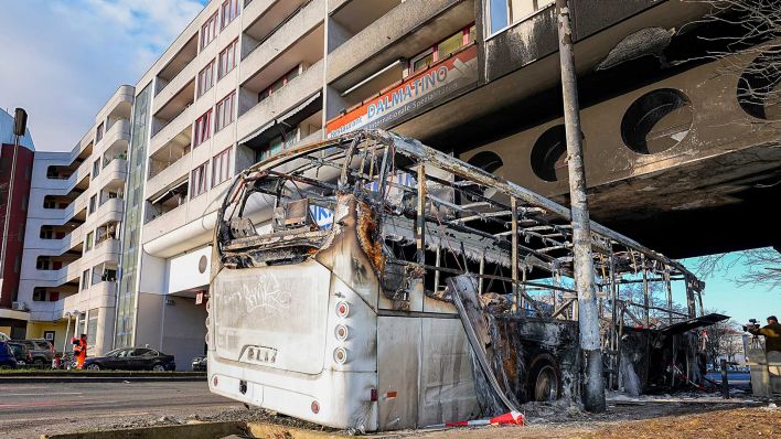 Archivbild:Im Berliner Stadtteil Neukölln steht am 3.01.22 an der Überbauung das Wrack des Buses, der in der Silvesternacht 2022 ausgebrannt ist.(Quelle:dpa/M.Vorwerk)