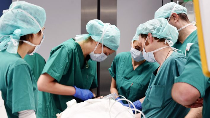 Symbolbild:Eine Operation wird von medizinischen Fachkräften der Charité durchgeführt.(Quelle:dpa/K.Kleist-Heinrich)