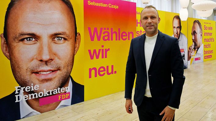 FDP-Politiker Sebastian Czaja stellt am 30.11.2022 die Motive der Wahlkampagne vor (Bild: picture alliance/dpa | XAMAX)