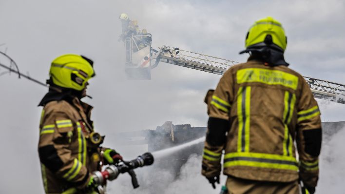 Symbolbild:Feuerwehrleute sind bei einem Brand im Einsatz.(Quelle:dpa/C.Soeder)
