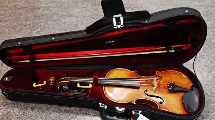 Archivbild:Der Nachbau einer Stradivari-Geige liegt in einem Geigenkoffer am 17.05.2022.(Quelle:dpa/Bundespolizei)