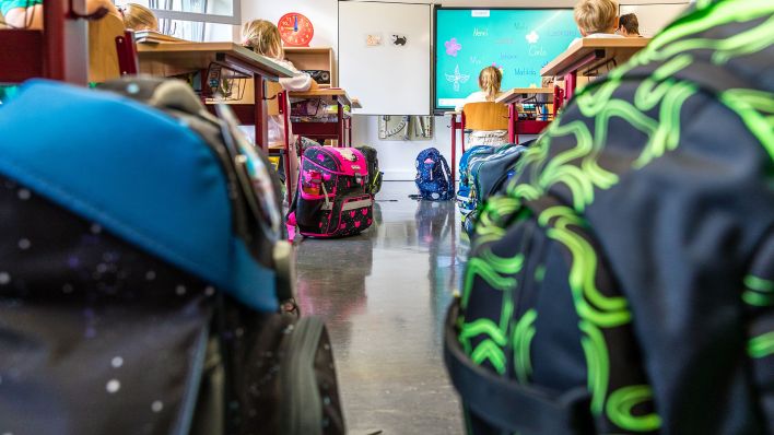 Schultaschen stehen in einem Klassenraum an einer Grundschule (Quelle: DPA/Frank Hammerschmidt)