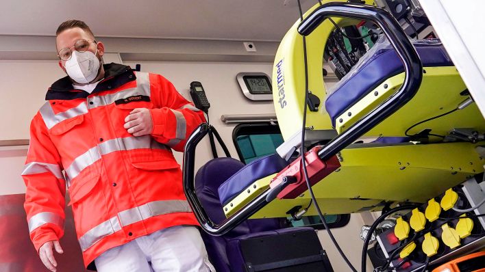 Symbolfoto Sanitaeter mit Uniform des Rettungsdienst in einem Intensivtransportwagen.(Quelle:dpa/J.Krick)