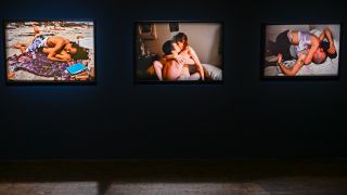 Werke der US-amerikanischen Fotografin Nan Goldin sind bei einem Pressetermin vor der Ausstellungseröffnung in der Akademie der Künste zu sehen.(Quelle:dpa/J.Kalaene)