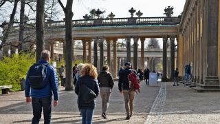 Symbolbild:Besucher gehen am Schloß Sanssouci in Potsdam (Brandenburg) spazieren.(Quelle:dpa/P.Zinken)