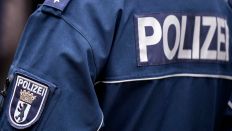 Symbolbild:Die Aufschrift Polizei und der Wappen von Berlin auf der Uniform eines Polizeibeamten.(Quelle:dpa/M.Skolimowska)