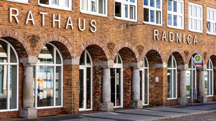 Symbolbild:"Rathaus" steht auf deutsch und auf sorbisch am Dienstsitz des Cottbuser Oberbürgermeisters.(Quelle:dpa/F.Hammerschmidt)