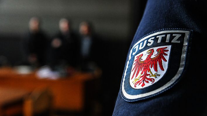 Ein Justiz-Mitarbeiter steht im Verhandlungssaal des Amtsgerichts Potsdam.(Quelle:dpa/J.Stähle)