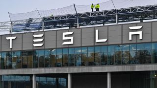Arbeiter gehen am 25.01.2023 über das Werksgelände der Tesla Gigafactory Berlin-Brandenburg vom US-Elektroautobauer Tesla.(Quelle:dpa/P.Pleul)