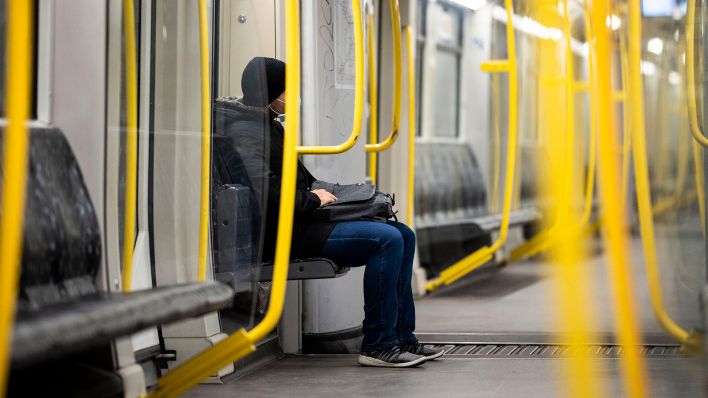Symbolbild:Eine einzelne Person fährt in einer U-Bahn in Berlin.(Quelle:dpa/F.Gaertner)