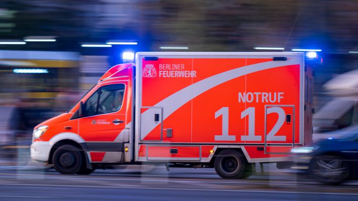 Symbolbild: Ein Rettungswagen der Berliner Feuerwehr fährt mit Blaulicht zum Einsatz. (Quelle: dpa/M. Skolimowska)