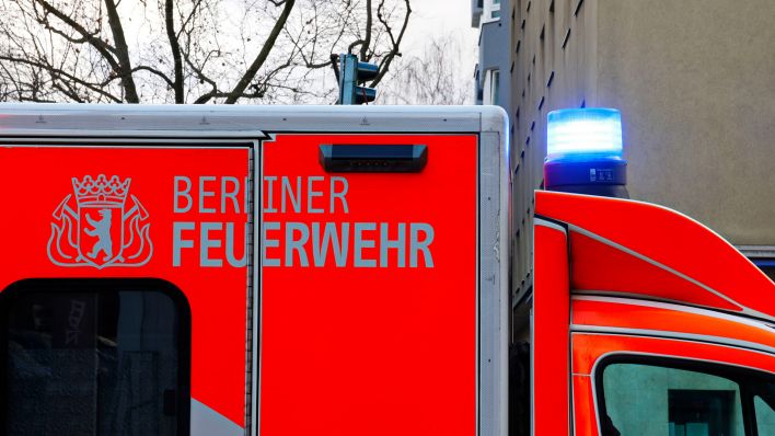 Symbolbild: Rettungswagen (RTW) der Berliner Feuerwehr mit Blaulicht. (Quelle: dpa/Geisler)