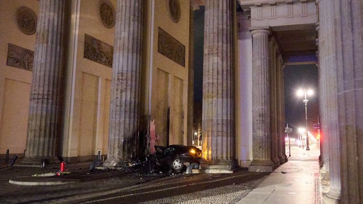 Auto rammt Brandenburger Tor - ein Toter