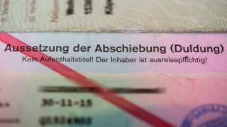 Ein Ausweis der Bundesrepublik Deutschland eines Asylbewerbers mit dem Vermerk "Aussetzung der Abschiebung (Duldung) - Kein Aufenthaltstitel! Der Inhaber ist ausreisepflichtig!" (Quelle: dpa/Patrick Pleul)