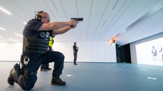 Zwei Polizisten üben bei der Inbetriebnahme der Modularen Raumschießanlage der Berliner Polizei auf Schießbahnen mit Pistolen. (Quelle: dpa/Christophe Gateau)