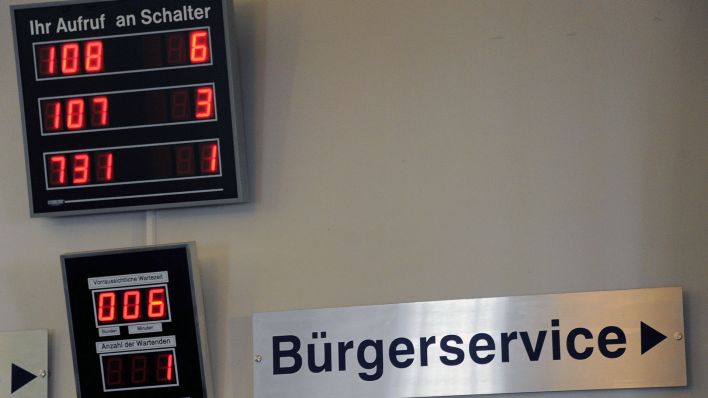 Die aktuelle Wartezeit zeigt die digitale Anzeigetafel des Bürgerservices im Rathaus von Potsdam an. (Quelle: dpa/Bernd Settnik)