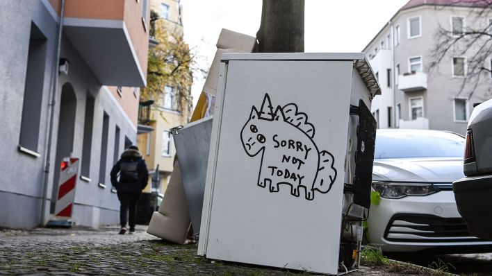 Sperrmüll steht in Neukölln auf dem Gehweg am Straßenrand. (Quelle: dpa/Jens Kalaene)