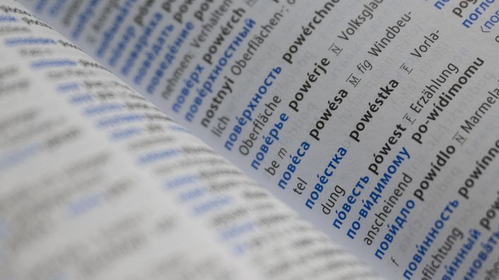 Wörter in Russisch und Deutsch stehen in einem Wörterbuch. (Quelle: dpa/Sebastian Gollnow)