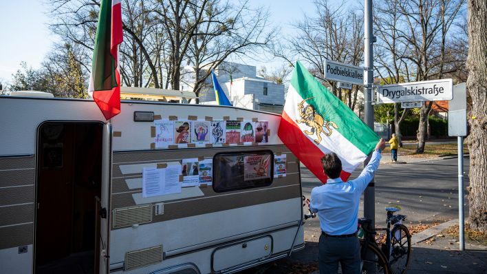 Vor der Iranischen Botschaft steht ein Protestcamp von Aktivisten, die gegen das Iranische Regime demonstrieren. (Quelle: dpa/Christophe Gateau)