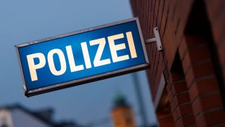 Ein Schild 'POLIZEI' an einer Polizeiwache. (Quelle: dpa/Christoph Hardt)
