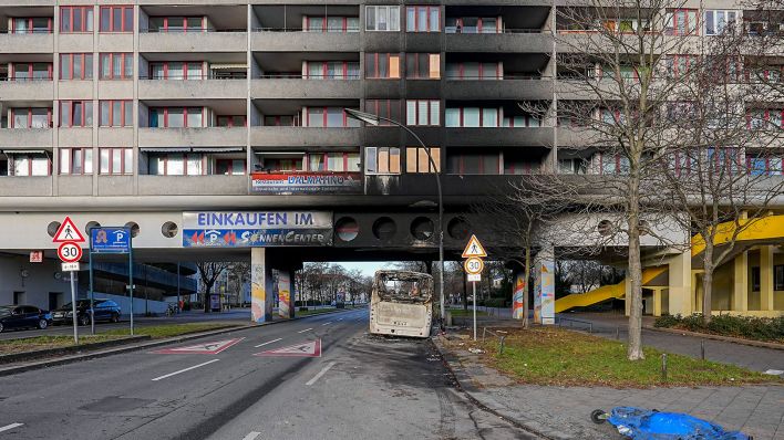 In der Sonnenallee im Berliner Stadtteil Neukölln steht an der Überbauung das Wrack des Buses. (Quelle: dpa)