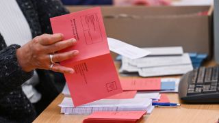 Mitarbeiter bereiten Wahlunterlagen für die Briefwahl vor. Zu Beginn der Briefwahl für die Berliner Wiederholungswahlen am 12. Februar werden bei einem Pressetermin im Rathaus Zehlendorf die Vorbereitungen vorgestellt. (Quelle: dpa/Jens Kalaene)