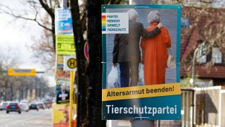 Wahlplakat der Tierschutzpartei 'Altersarmut beenden' zur Wiederholungswahl zum Berliner Abgeordnetenhaus. (Quelle: dpa/Sebastian Gabsch)