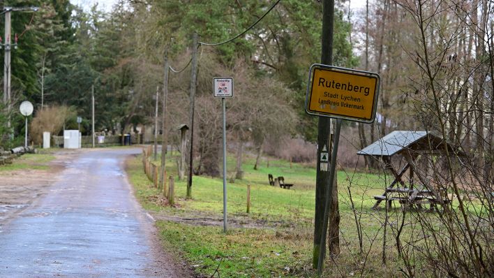 Das Ortseingangsschild des Lychener Ortsteiles Rutenberg. (Quelle: dpa/Soeren Stache)
