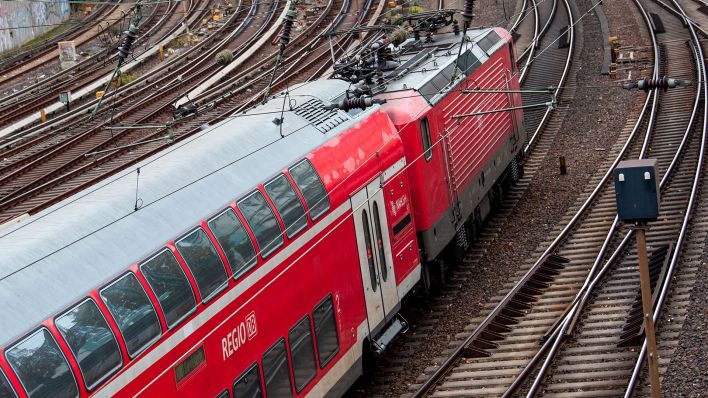 Eine Regionalbahn der Deutschen Bahn fährt aus dem Hauptbahnhof aus. (Quelle: dpa/Daniel Bockwoldt)