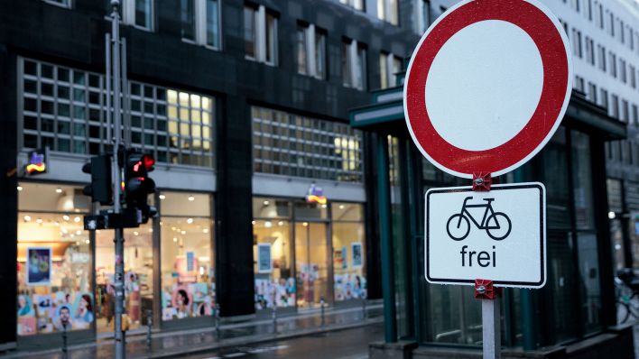 Ein Durchfahrt verboten-Schild steht an der Einfahrt zur Friedrichstraße. (Quelle: dpa/Carsten Koall)