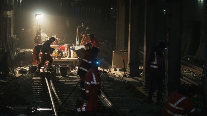 Gleisbauer erneuern die Schienen im Nordbahnhof in Berlin. (Quelle: dpa/Felix Zahn)