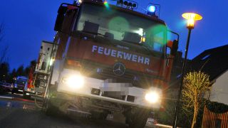 Symbolbild: Feuerwehreinsatz bei Nacht in Brandenburg. (Quelle: imago images/suedraum)