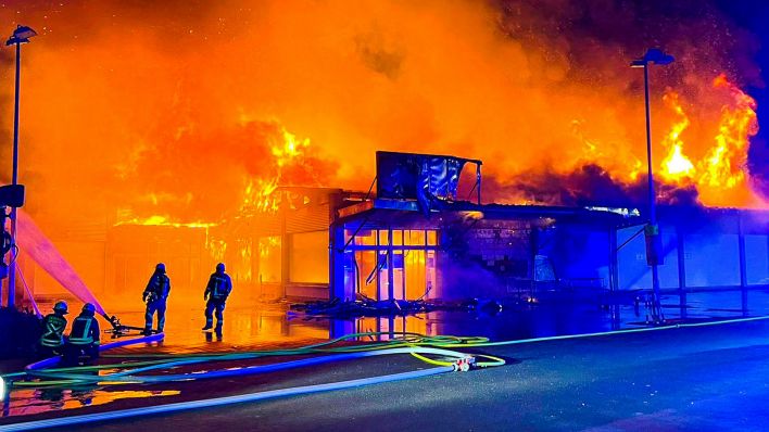Archivbild: Die Feuerwehr löscht einen brennenden Supermarkt in Bergfelde, einem Stadtteil von Hohen Neuendorf im Landkreis Oberhavel. (Quelle: dpa/P. Neumann)