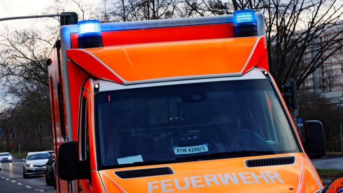 Rettungswagen (RTW) der Berliner Feuerwehr mit Blaulicht und Sondersignalen. (Quelle: dpa/Sebastian Gabsch/Geisler-Fotopress)