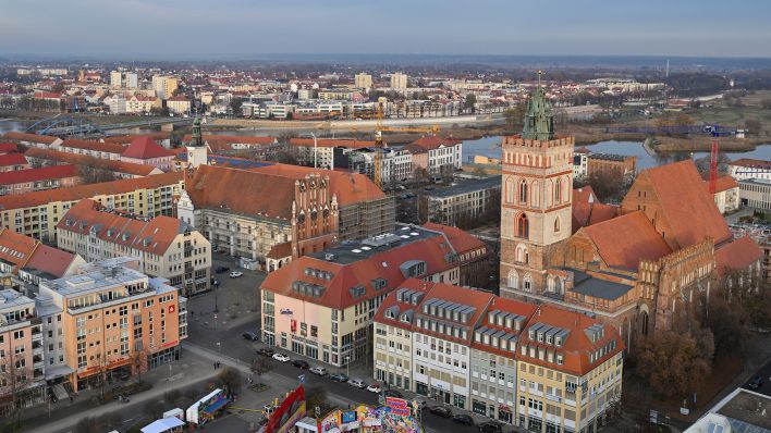 Archivbild: Blick auf das Stadtzentrum von Frankfurt (Oder) mit der St. Marienkirche (r). (Quelle: dpa/P. Pleul)