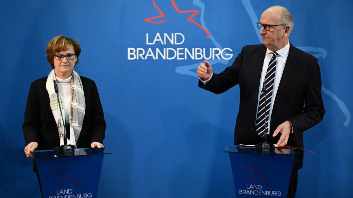 Symbolbild. Dietmar Woidke (r, SPD), Ministerpräsident von Brandenburg, spricht während einer Pressekonferenz mit Annekathrin Hoppe (l, SPD), Bürgermeisterin der Stadt Schwedt. (Quelle: dpa/S. Stache)